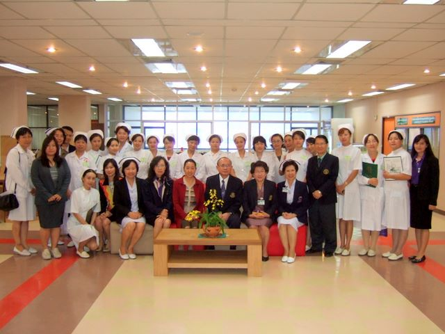 Assoc. Prof. Niwes Nantachit , Dean of Faculty of Medicine, CMU. “Leads 20 nursesof Kunming Medical University for visiting Medical Library”,CMU.