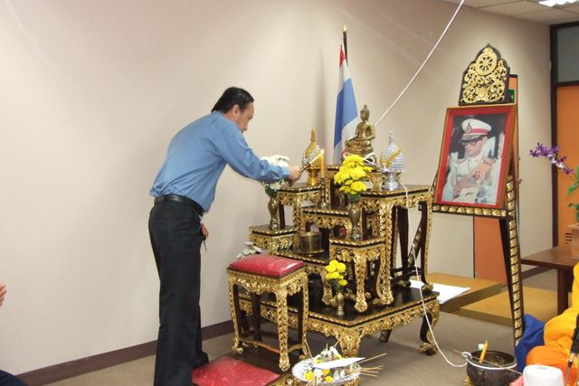 Medical Library, CMU cerebrates New Year Day by make merit in Buddhismin the morning along with small party among library’personnels inthe affternoon .