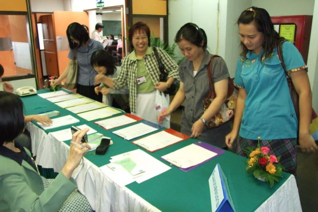 Medical Library, CMU. is hosting Chiang Mai University LibraryCommunityof Practice visiting with the activities : Knowledge Management-Learning,Doing and Sharing.