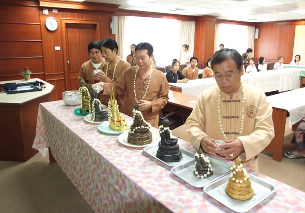 พิธีสรงน้ำพระและดำหัวหัวหน้างานห้องสมุด ประจำปี 2554