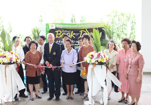 Medical Library, CMU held the “6th Medical Book Day”which was presided over the opening ceremony byAssoc Prof. Niwes Nantachit, Dean of Faculty of Medicine.