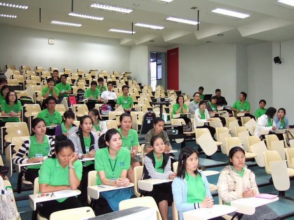 Library orientation & medical databases searching class formedical assistant student.