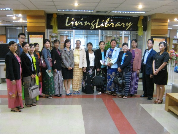 Staffs of University of Medicine 2, Yangon,Myanmar visited Medical Library, CMU.