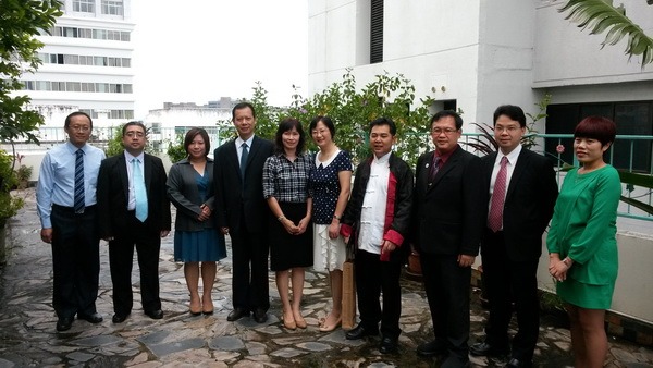 Administrative Staffs of Chengdu University visit Medical Library, CMU.