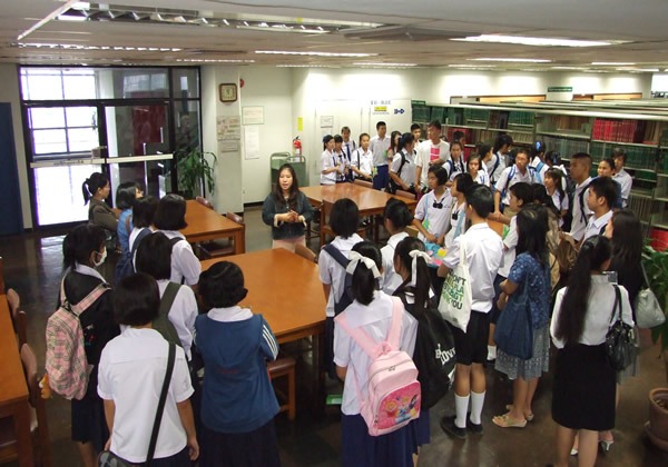 Welcome library visit for high school teachers & students who participate in Mahidol Poem Contest.