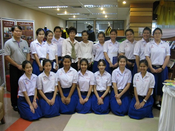 Teacher and students from The Prince Royal’s Collegevisit exhibition ” จากคนสวนดอก.. สู่องคมนตรี “