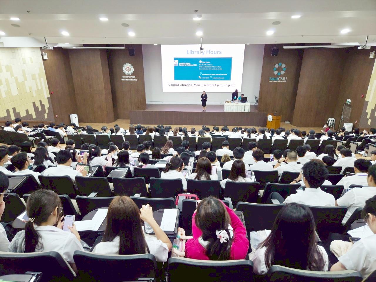 ห้องสมุด เป็นวิทยากรแนะนำการใช้ห้องสมุดคณะแพทยศาสตร์ แก่นักศึกษาแพทย์ระดับปริญญาตรี ชั้นปีที่ 1 ในกิจกรรมปฐมนิเทศนักศึกษาใหม่ คณะแพทยศาสตร์ ปีการศึกษา 2568