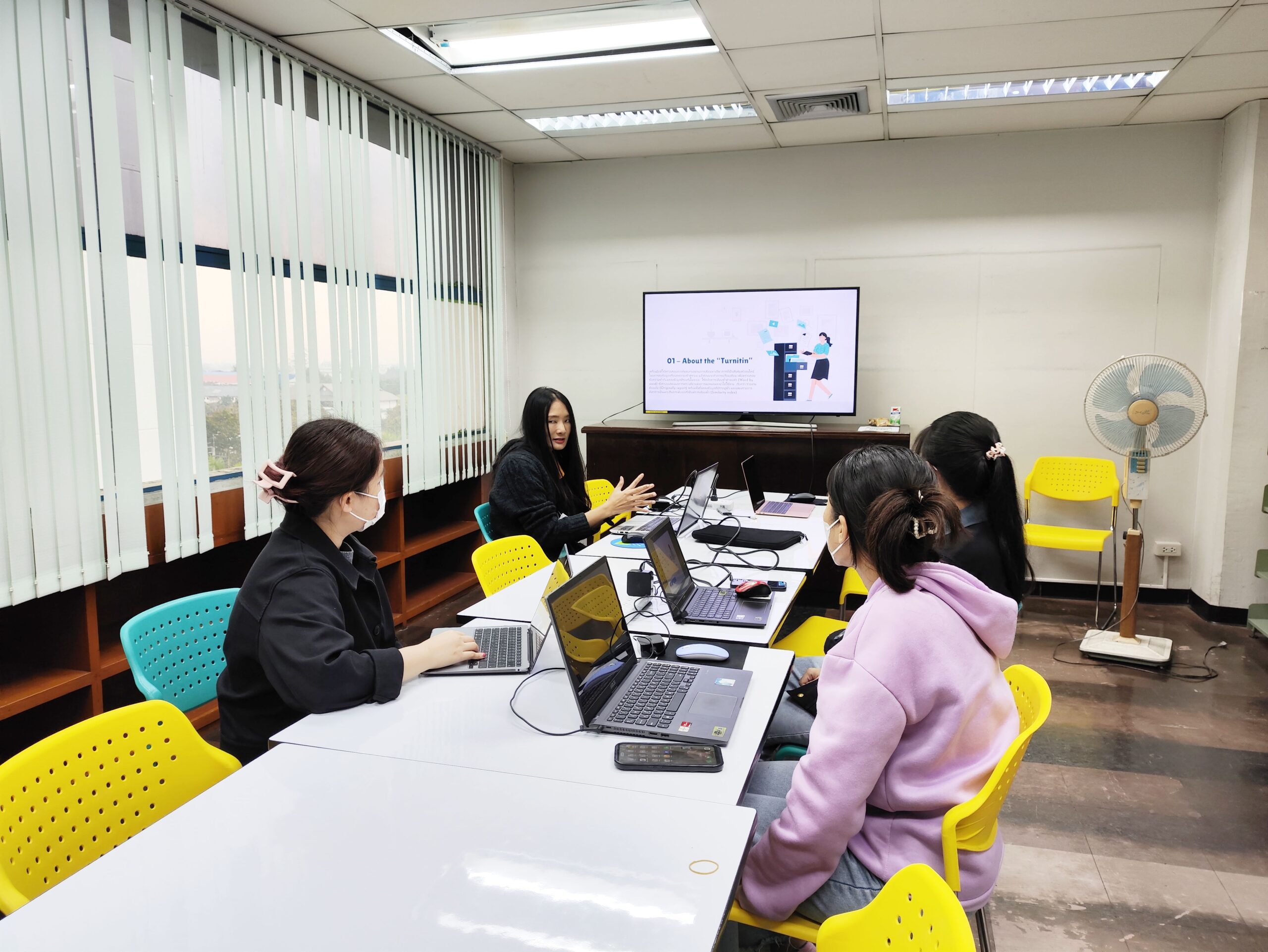 ห้องสมุด บรรยายและสาธิต หัวข้อ “วิธีสืบค้นบทความวารสารทางการแพทย์ การใช้โปรแกรม EndNote และ Turnitin ในกระบวนวิชาเทคนิควิจัยทางวิทยาศาสตร์กายวิภาคศาสตร์ (301708) แก่นักศึกษาระดับบัณฑิตศึกษา สาขากายวิภาคศาสตร์