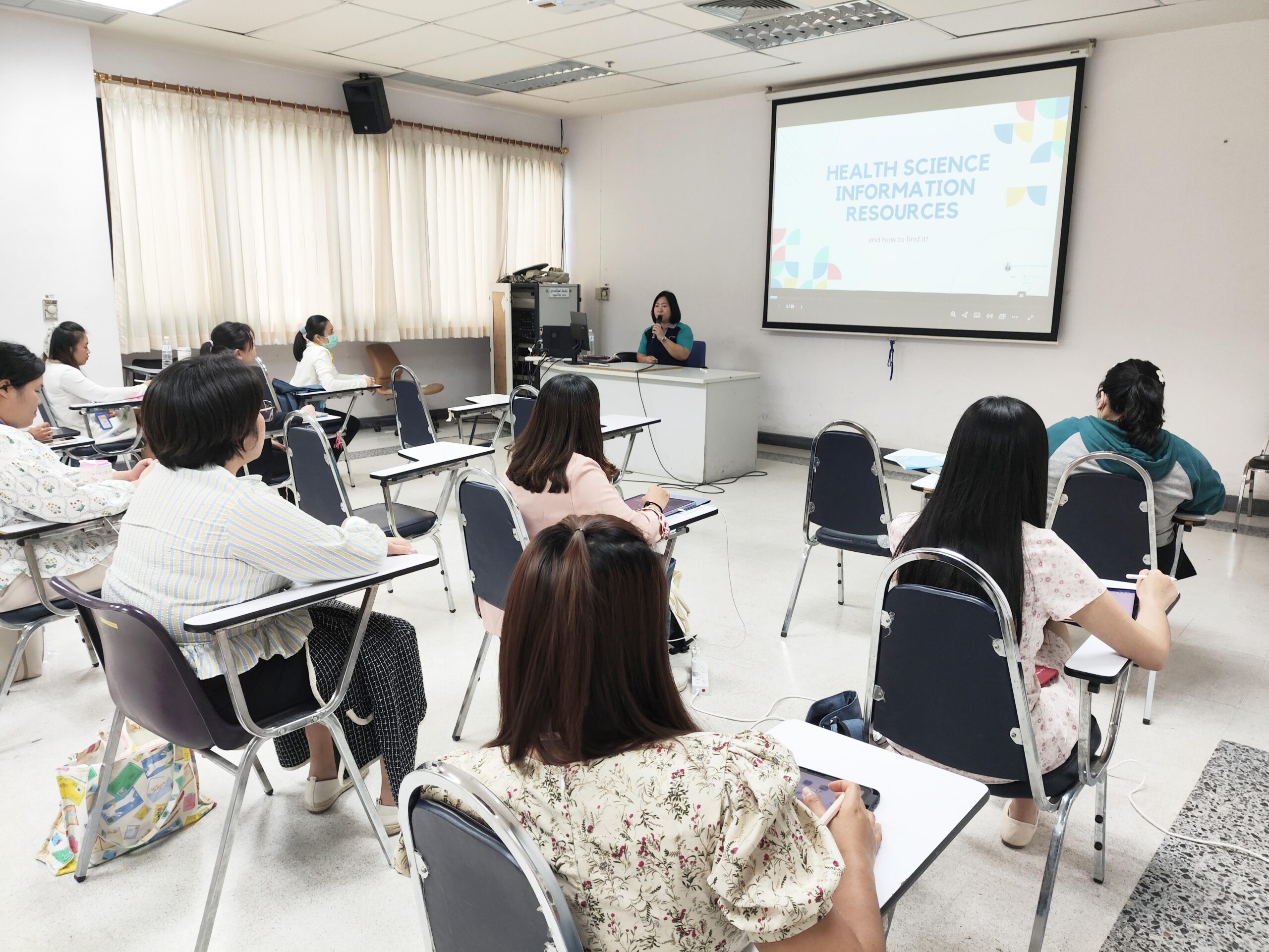 ห้องสมุดฯ โดยหัวหน้างาน และหัวหน้าหน่วยบริการ เป็นวิทยากรบรรยายหัวข้อ การใช้ห้องสมุด การสืบค้นข้อมูล และการเขียนอ้างอิงตามฟอร์แม็ตของมหาวิทยาลัยเชียงใหม่ แก่พยาบาลวิชาชีพผู้เข้าร่วมอบรมหลักสูตรการพยาบาลเฉพาะทาง สาขาเวชปฏิบัติวิกฤตทารกแรกเกิด รุ่นที่ 4