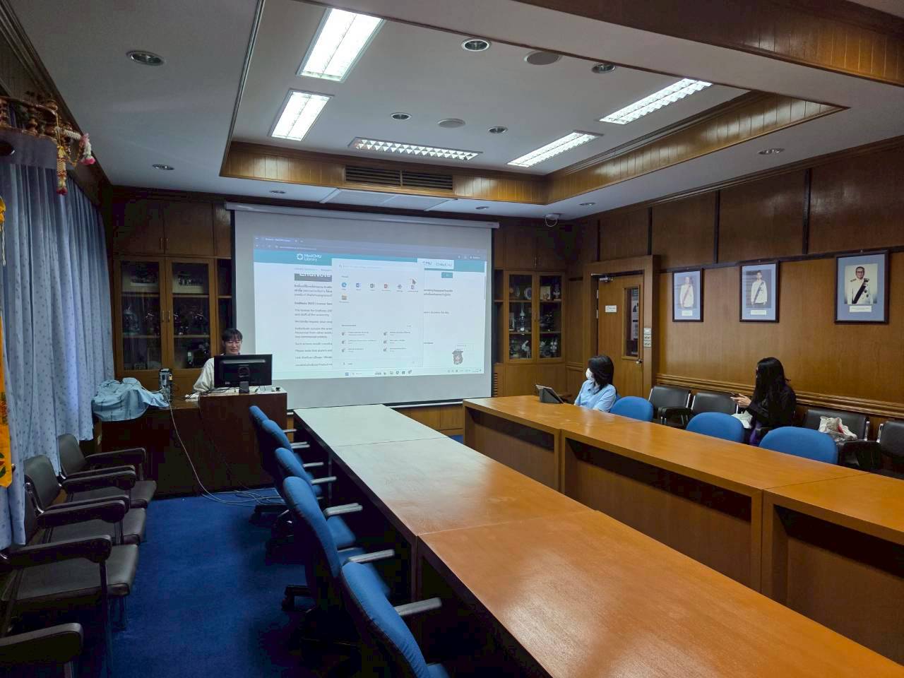 เสรี คำเปลี่ยน หัวหน้าหน่วยบริการ และ กมลชนก มาแสงตา หัวหน้าหน่วยจัดการฯ เป็นวิทยากร บรรยายในกระบวนวิชา 317817: การวางแผนการวิจัยและระเบียบวิธีวิจัยในปรสิตวิทยา หัวข้อ “Program detection plagiarism & EndNote program”