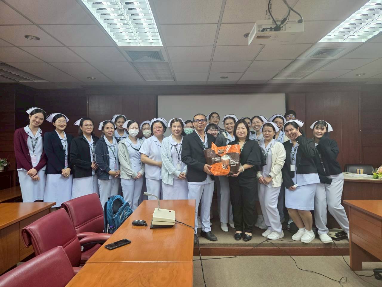 นางเพียงขอบฟ้า ปัญญาเพ็ชร หัวหน้างานห้องสมุดคณะแพทยศาสตร์ ให้การต้อนรับและบรรยายเรื่อง การใช้ห้องสมุดคณะแพทยศาสตร์ แก่ ผู้เข้าอบรมหลักสูตรการพยาบาลเฉพาะทางสาขาการพยาบาลเวชปฏิบัติการบำบัดทดแทนไต หลังการบรรยาย นายกิตติกร กิติกา และ นายภูเบศ อินทนนท์ ได้นำผู้เข้าอบรมเดินชมห้องสมุด